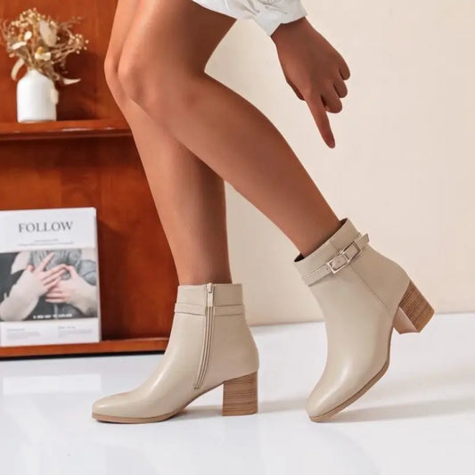 Bottines femme beige clair AHMODE à talon bloc et boucle dorée, en similicuir élégant.