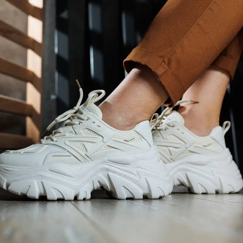 Baskets blanches en cuir, look moderne et minimaliste