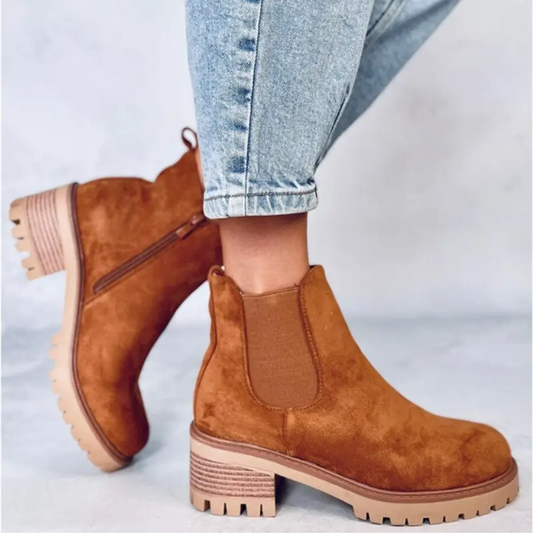 Bottines Chelsea Bria camel en daim pour femme AHMODE, avec semelle crantée et petit talon – portées avec un jean.