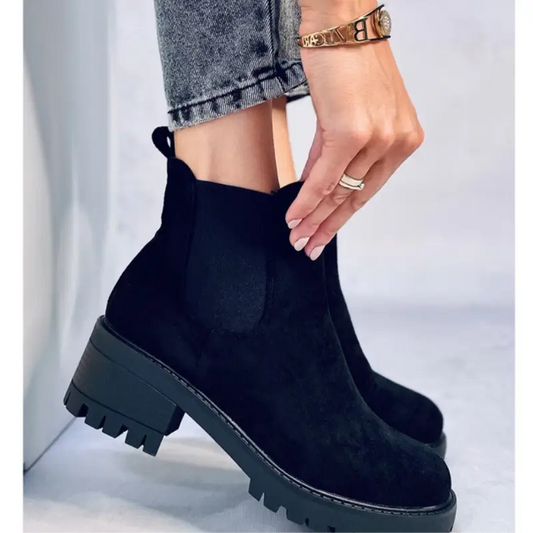 Bottines Chelsea Bria noires en daim pour femme AHMODE, portées avec jean – semelle crantée robuste.