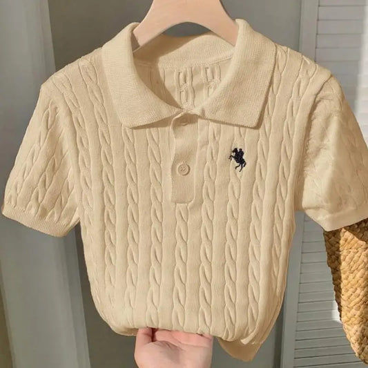 Polo torsadé beige sable AHMODE pour femme, style casual chic avec col et boutons.